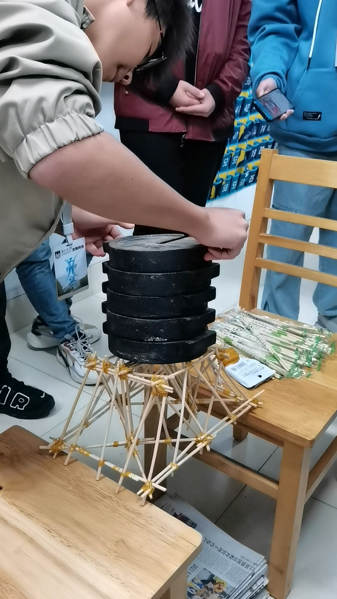 我院举办筷子交通承重未来筷子桥模型制作大赛决赛